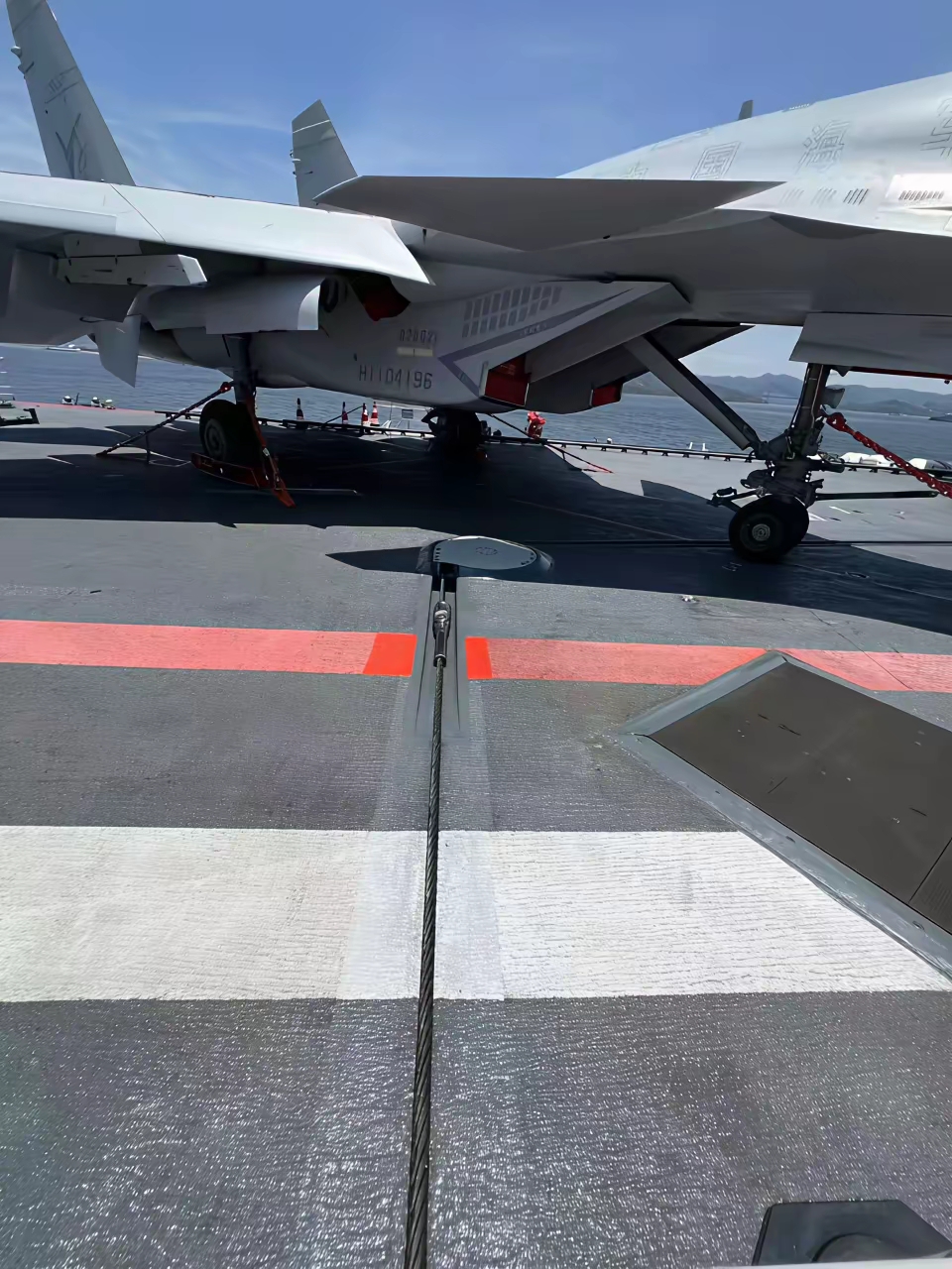 图1到图3是山东舰航母阻拦索,不要以为那只是几根绳子,阻拦索是"阻拦