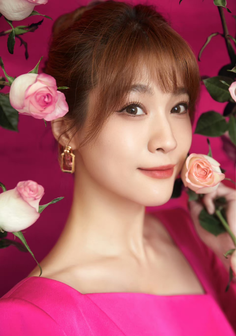 悦悦很会抓现场,却总是被拿着台本的何炅打断,微光盛典两位主持人的