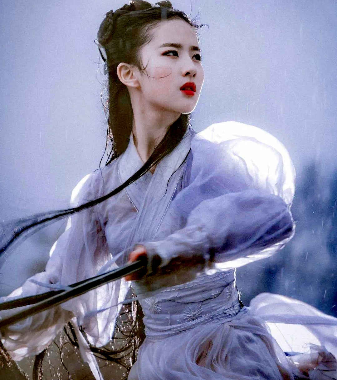 期间刘亦菲有说有笑,看来和陈金飞处的关系不错.