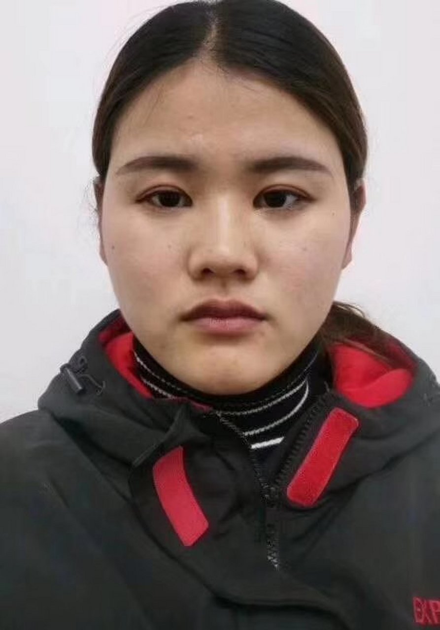 这位命主的面相,嘴角下垂,这种嘴型在面相上叫做覆船口,容易对丈夫