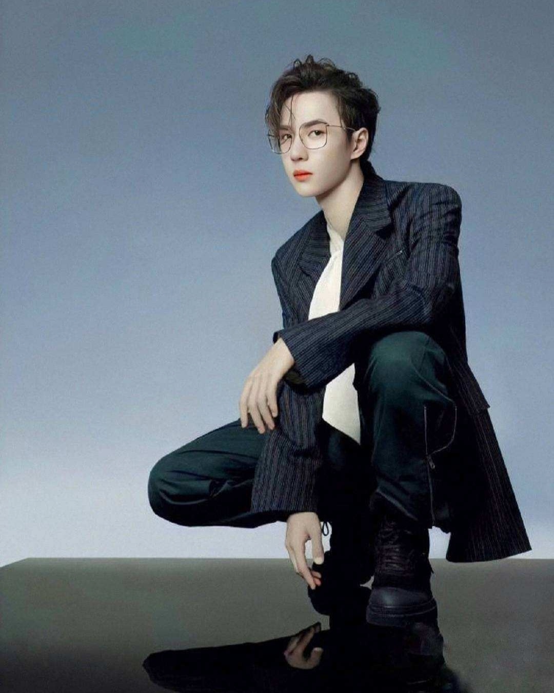 王一博的时尚大片太有范了,每一张都像是从杂志里走出来的男神