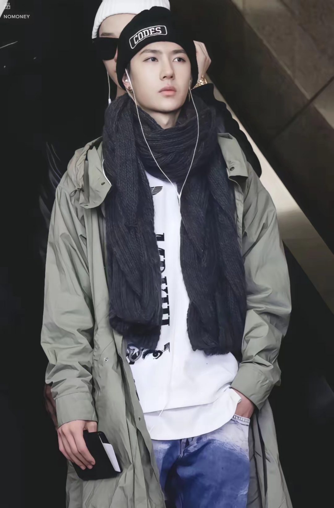 王一博的机场街拍,酷帅有型,耳机线随性垂落,增添了几分随性魅力!