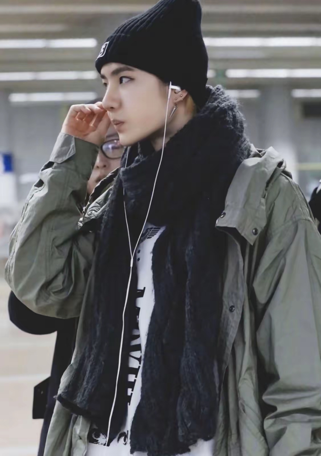 王一博的机场街拍,酷帅有型,耳机线随性垂落,增添了几分随性魅力!