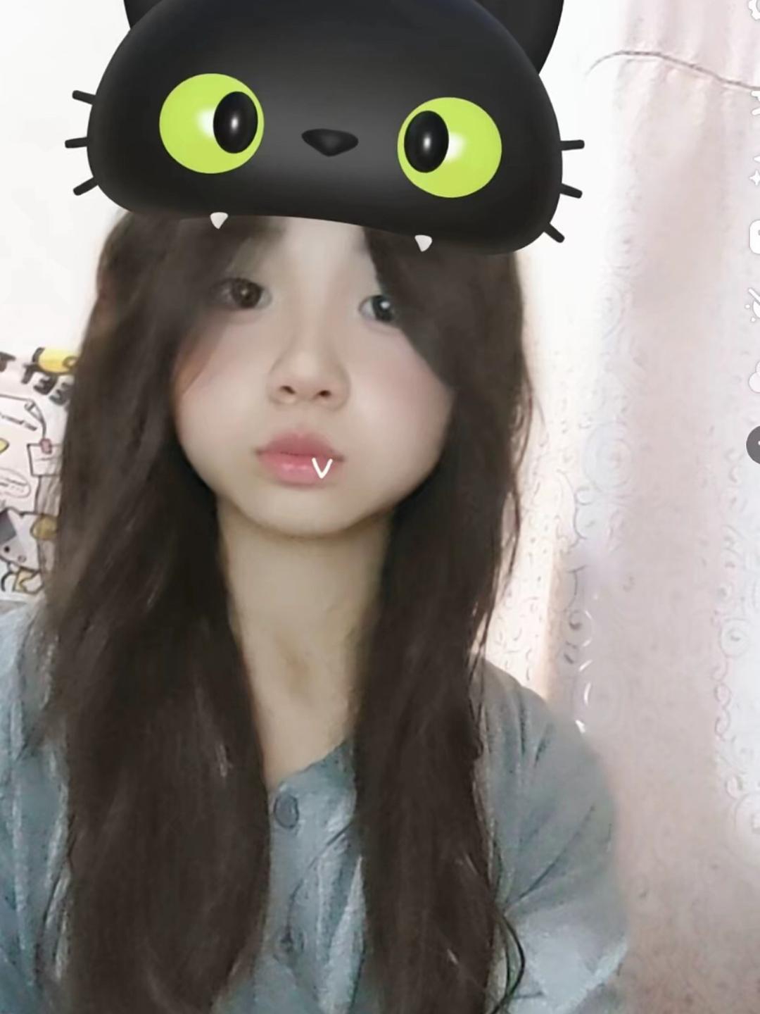 由于自己还是个四年级的小学生,所以这是我姐姐的照片