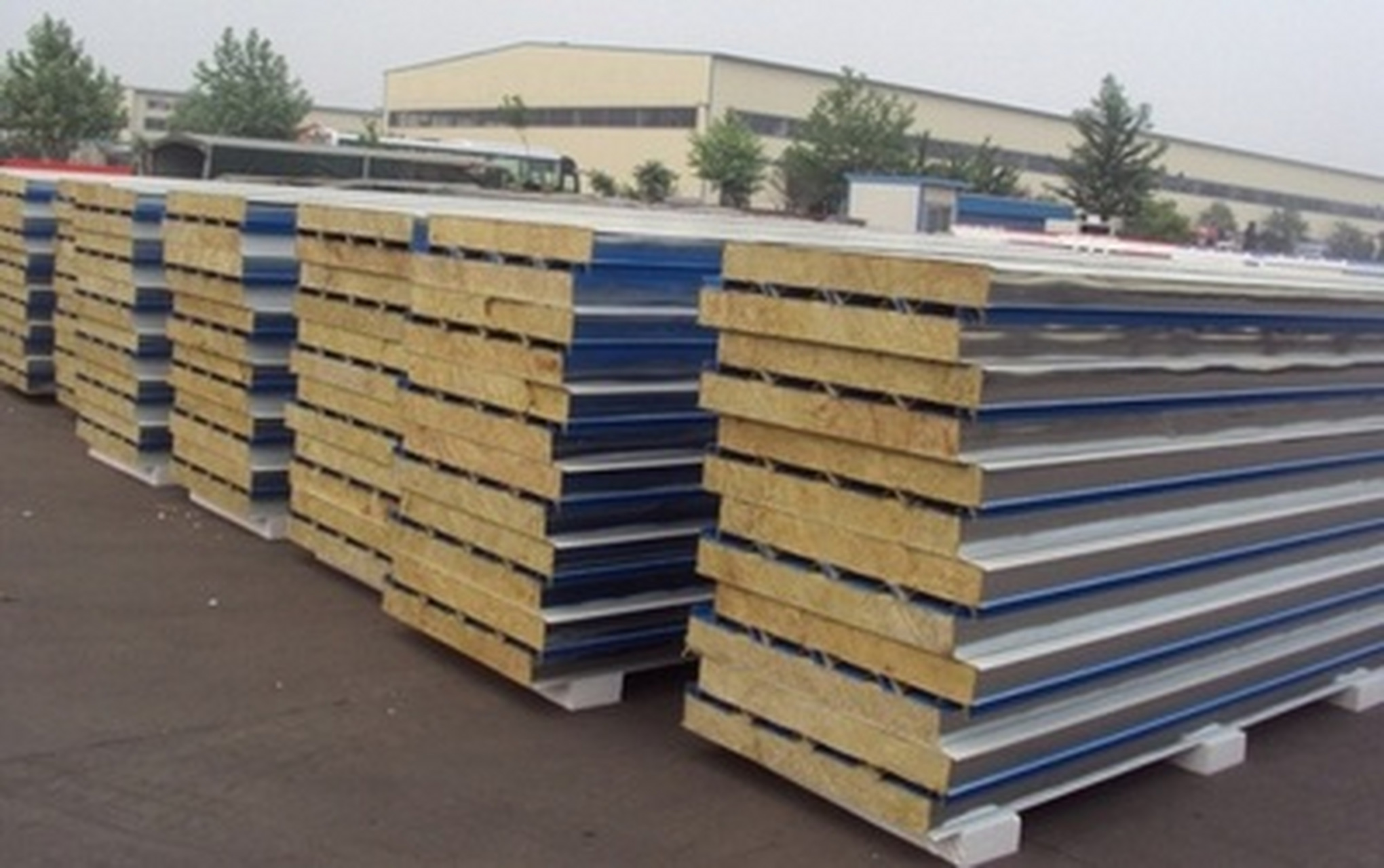 020202岩棉夹芯彩钢板泄爆墙属于轻质泄爆墙,是由岩棉彩钢板