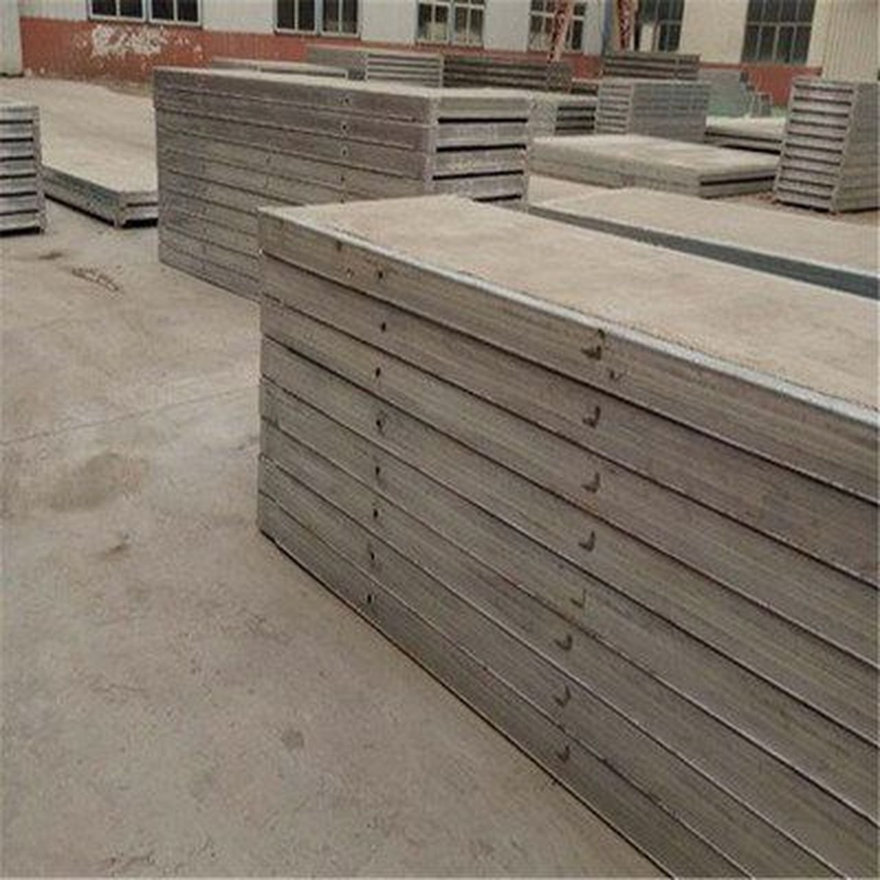 泡沫混凝土复合板墙概述 1,泡沫混凝土复合板墙是由泡沫混凝轻型预制