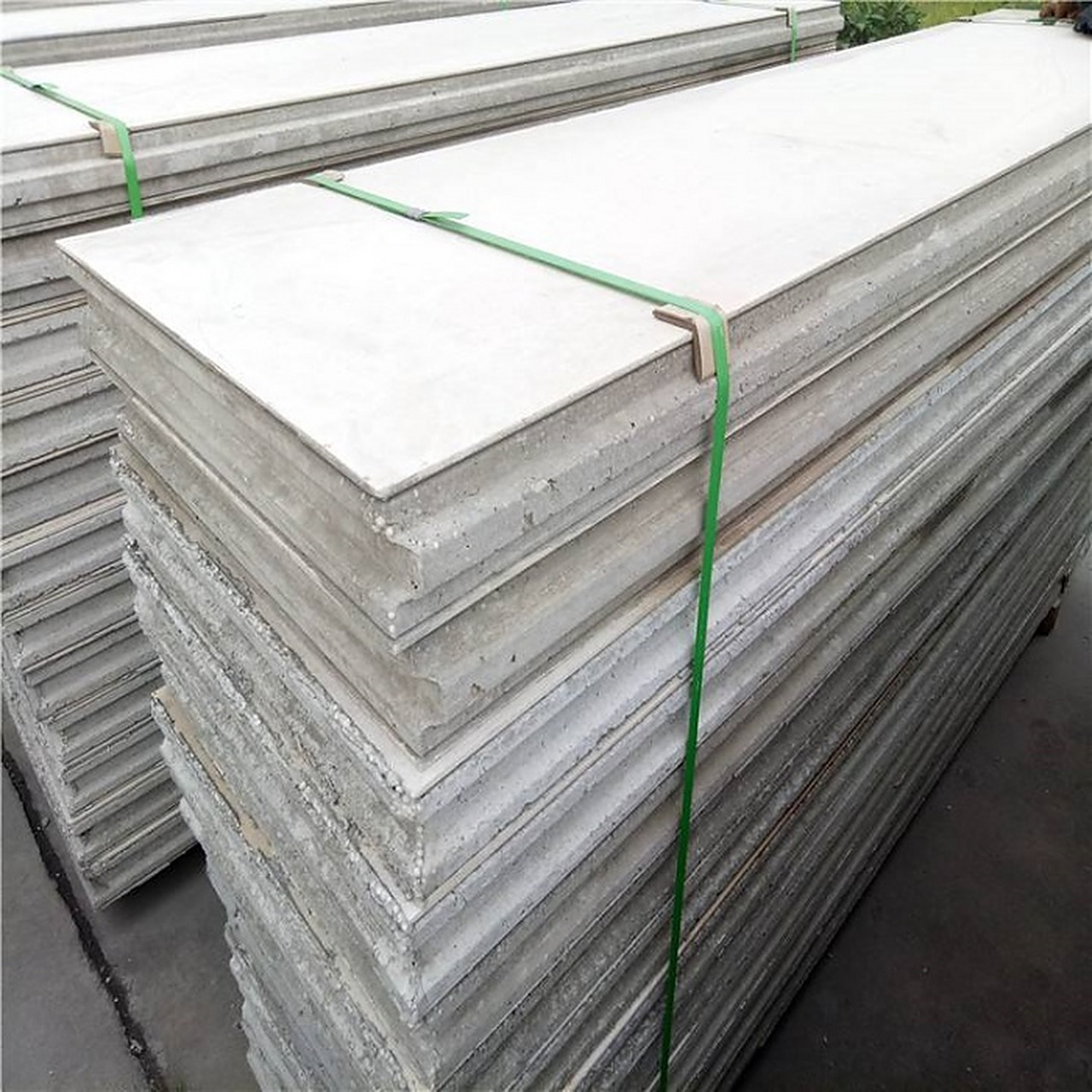 纤维增强水泥板自身比较重,移动未切割的完整板材需要至少两个人