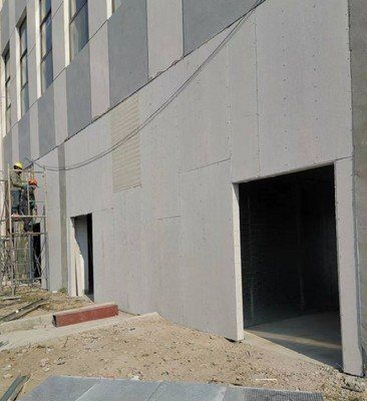 泄爆墙施工流程 1,工艺轻质隔墙放样沿顶龙骨,地龙骨安装竖龙骨找坡竖