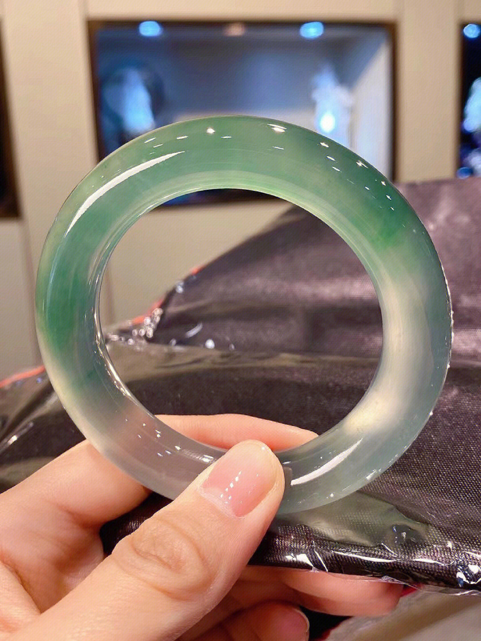 文玩# 玻璃种飘绿翡翠圆镯老坑厚庄,通体清新的阳绿,色调干净清新,绿