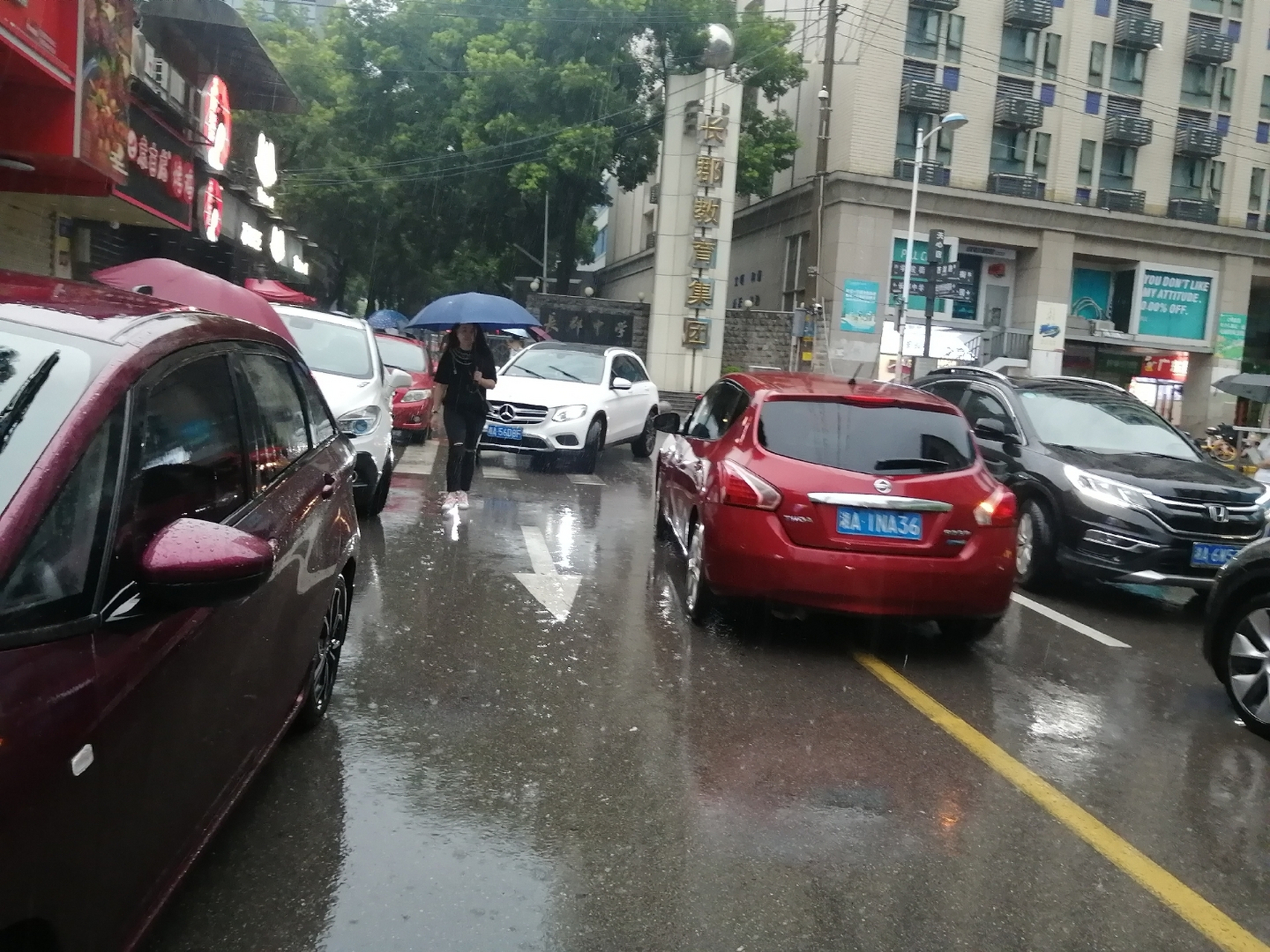 校园门口乱停车现象亟待治理