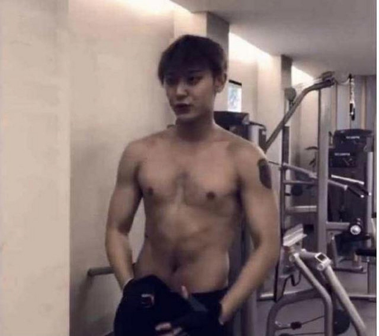 黄子韬晒强壮肌肉照,从弱肌变硬汉的3个方法  黄子韬真的壮硕了,以前