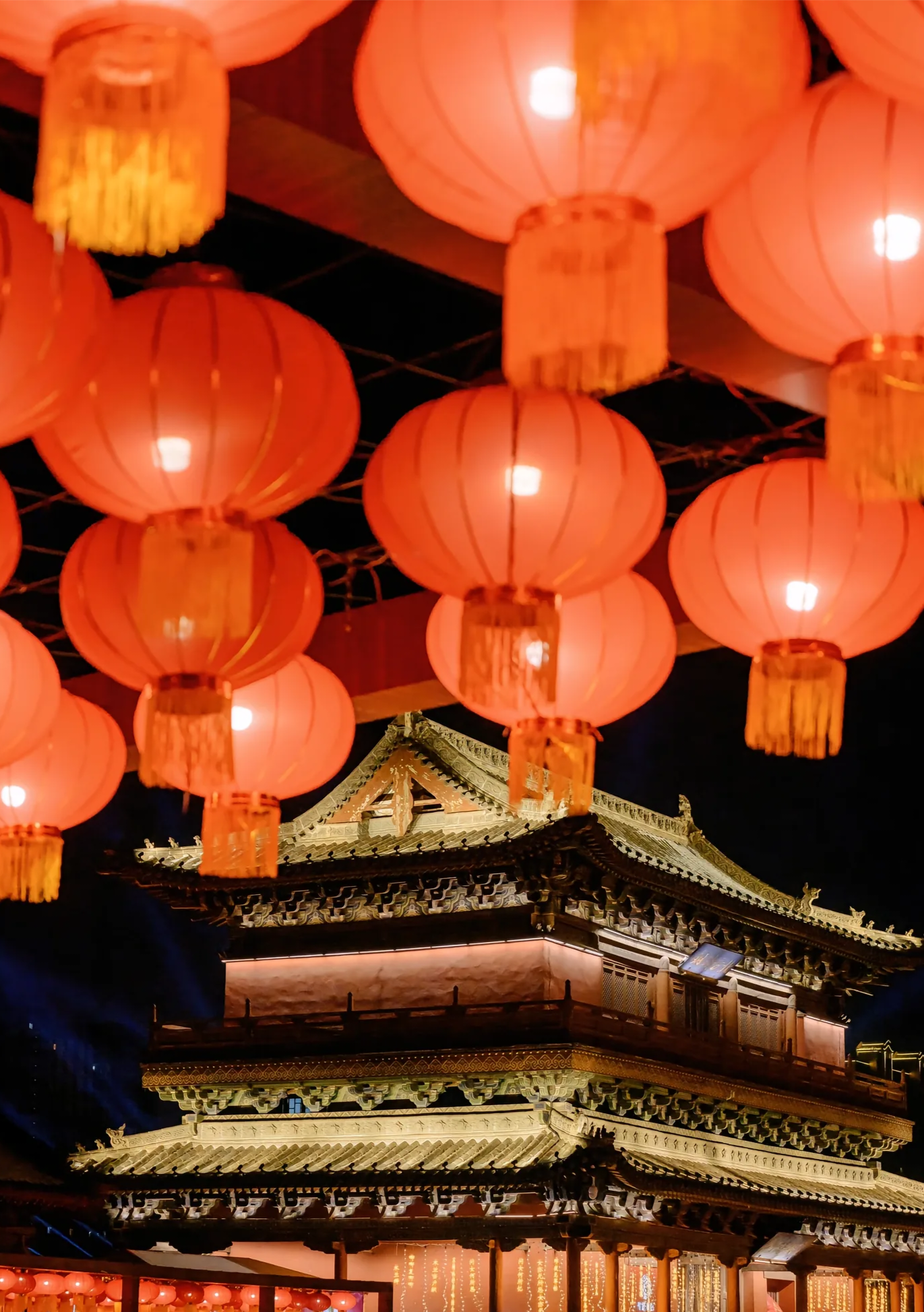 夜晚,春节古都大同的建筑上悬挂着红色的灯笼和灯光,仿佛在讲述着一段