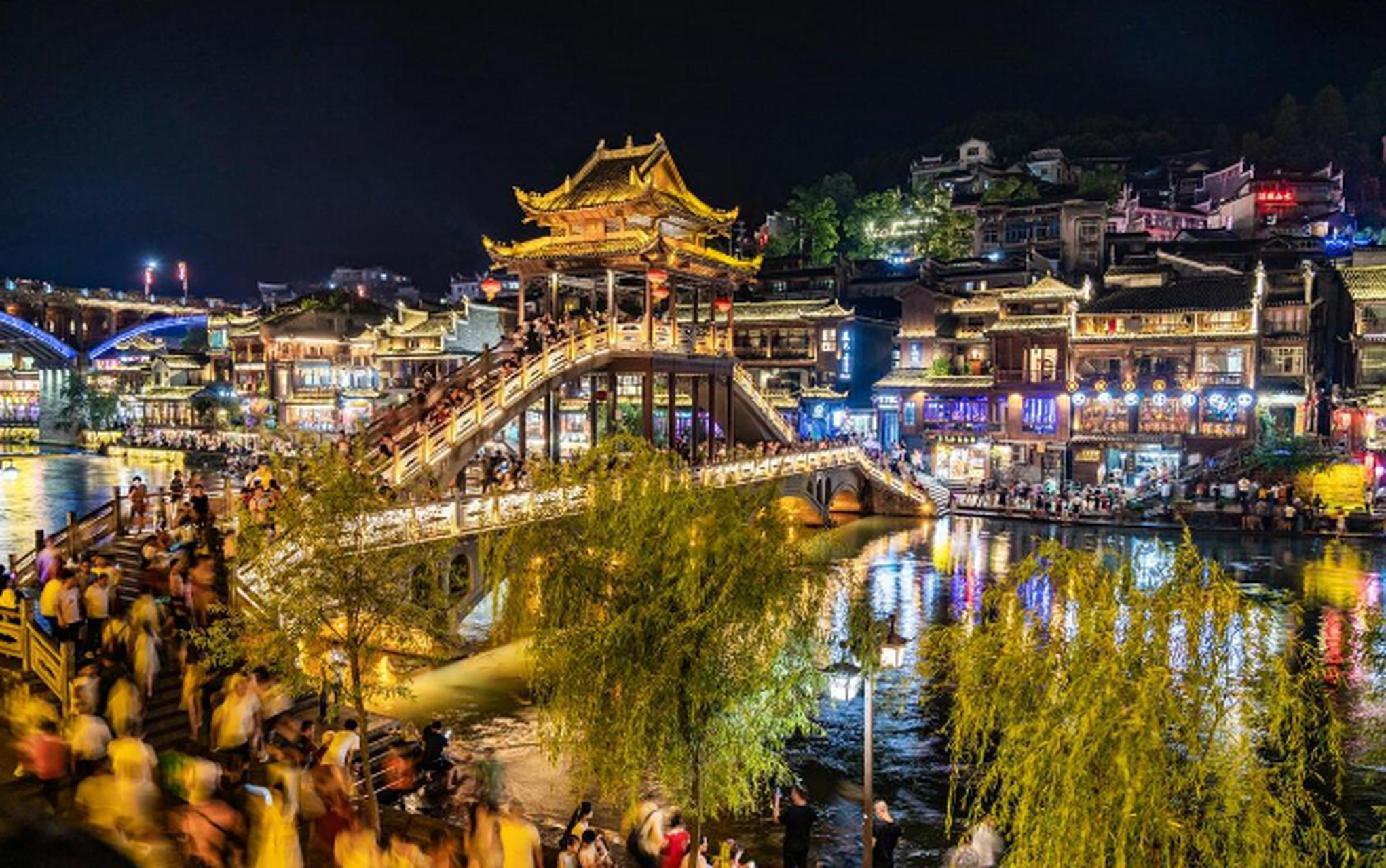 夜晚的凤凰古城浓墨重彩,灯火辉煌,艳丽得让人啧啧称赞.