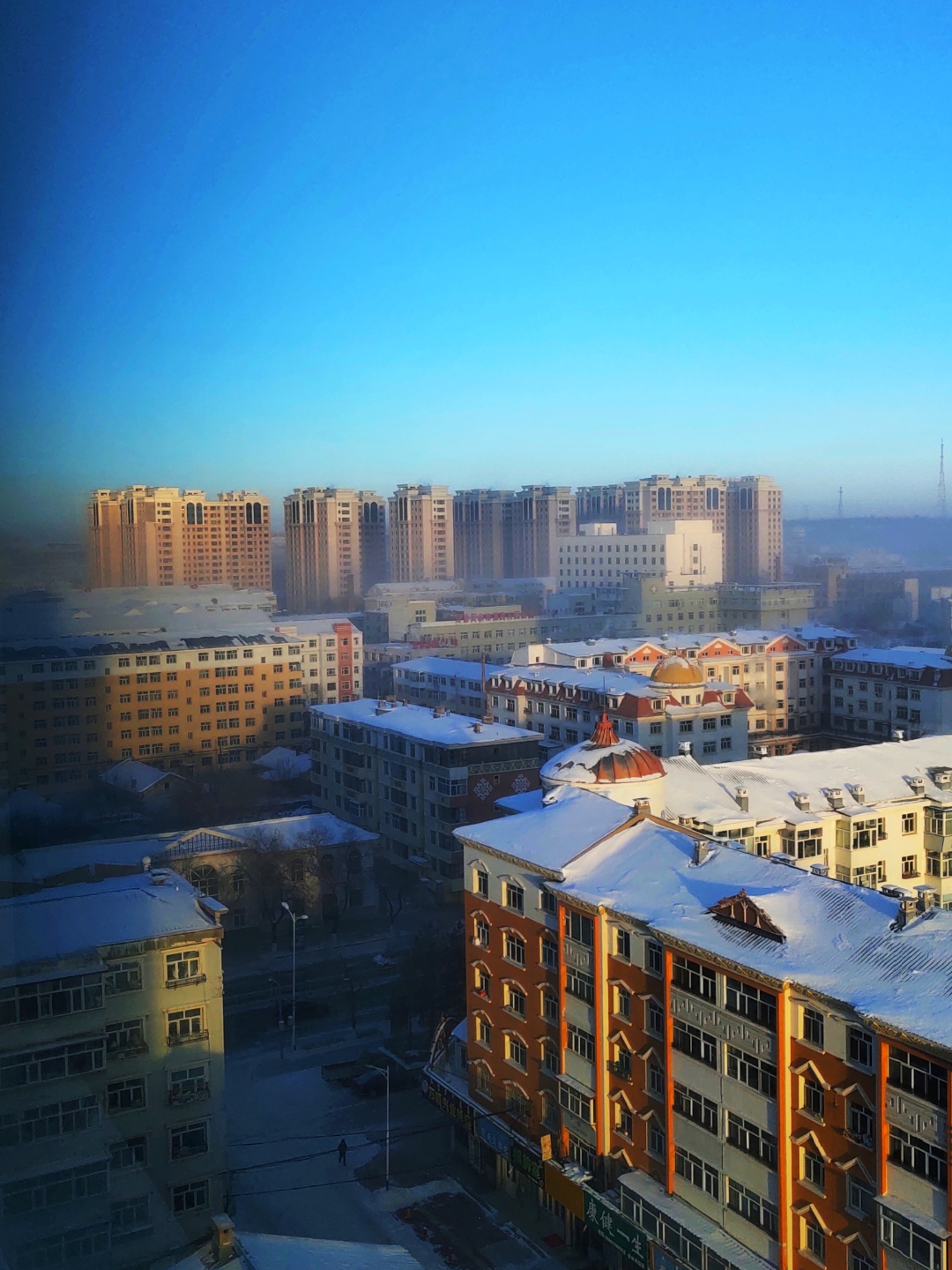 海拉尔的冬季景色美如童话,整个世界被皑皑白雪覆盖,屋檐,石阶,树梢都