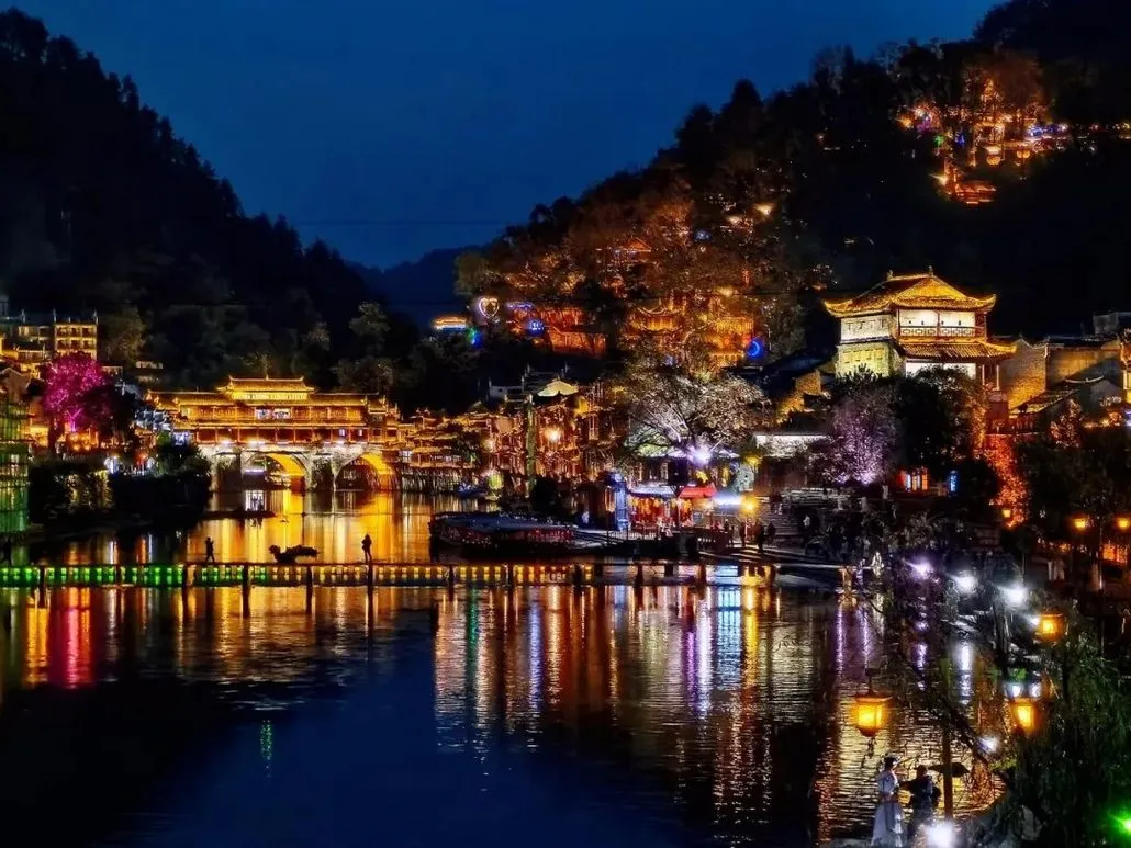 凤凰古城的夜景宛如一幅美轮美奂的画卷,静谧而又动感,充满了浪漫和