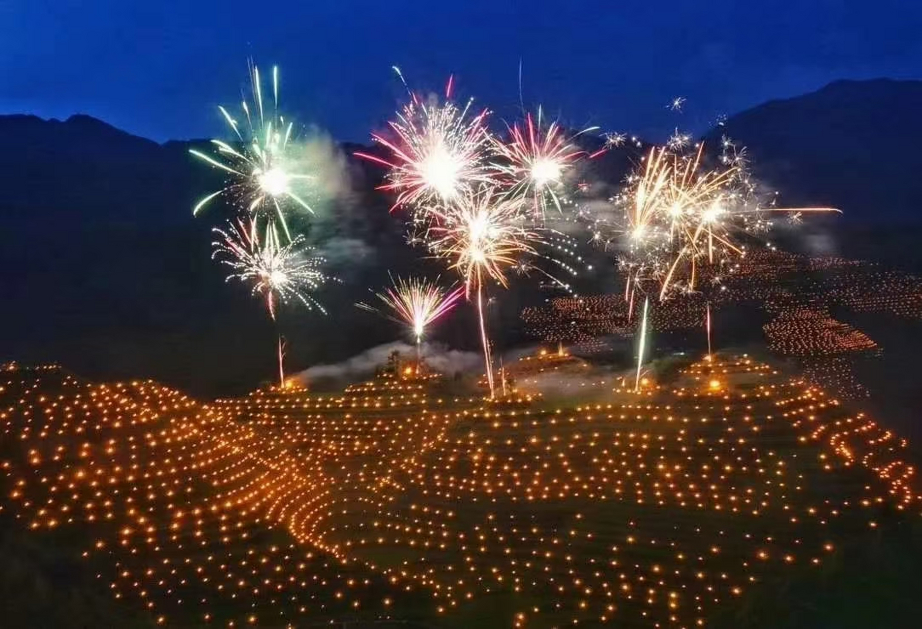 大方梯田花海夜景图片