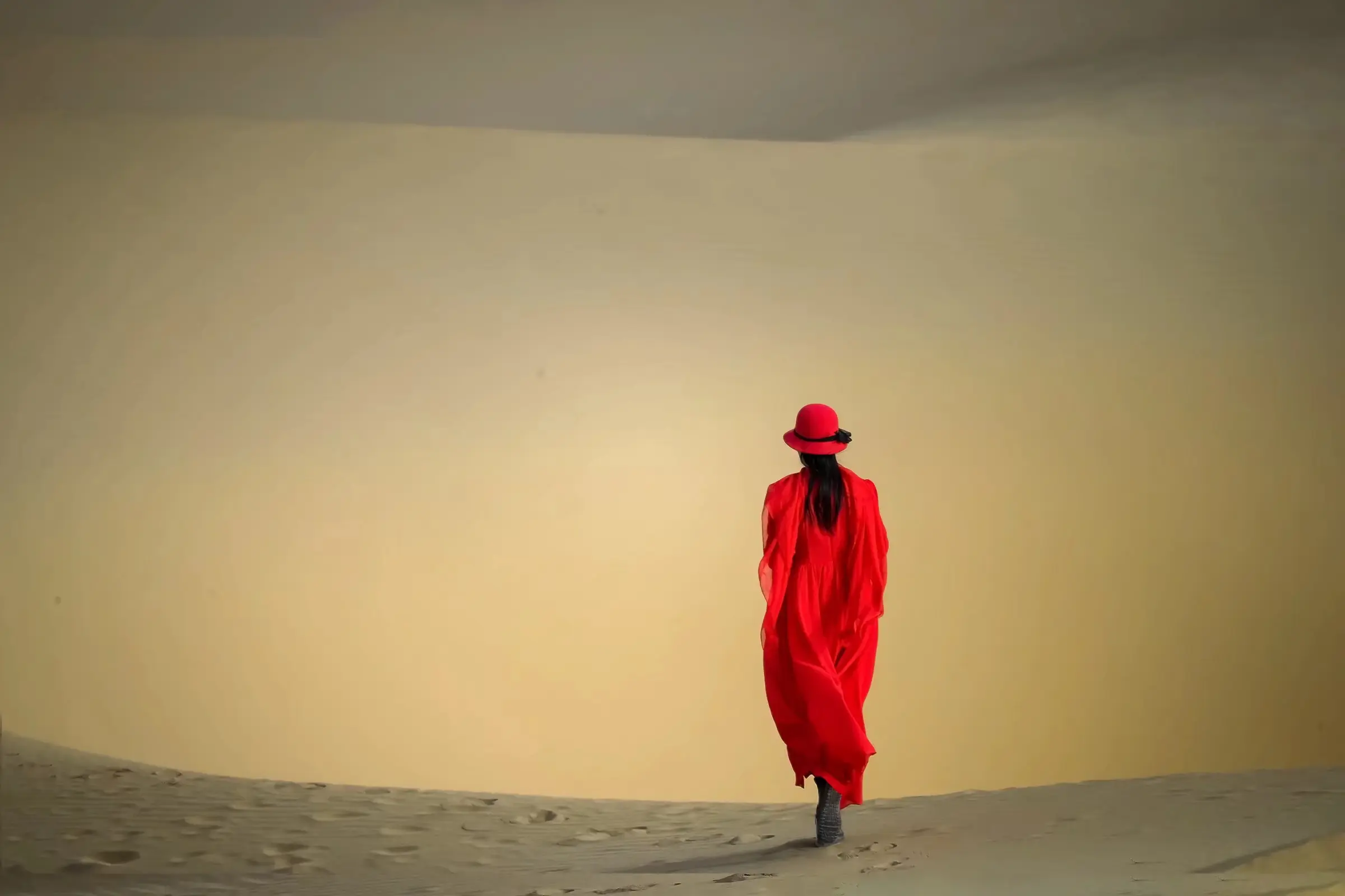 一个女人孤寂行走的图片沙漠胡杨美女摄影沙漠中孤单落寞沙漠里的带