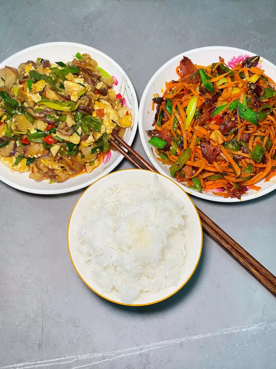 老公嫌弃我做饭难吃,每天都要去婆婆家吃完饭早回来,留我一个人吃饭.