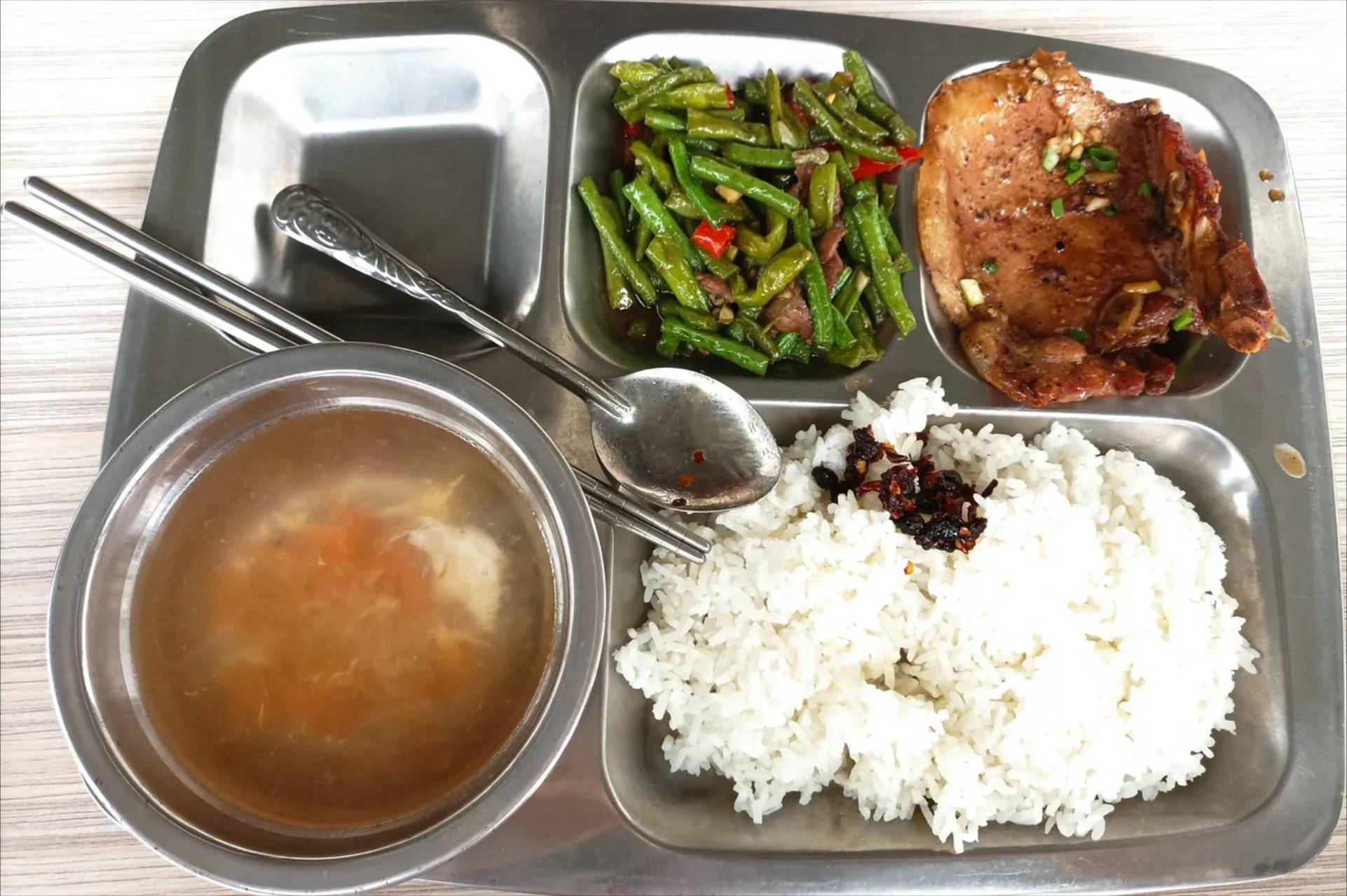 公司食堂的饭菜20元随便吃,为了不亏本,我每天都吃到撑,你说我过分吗?