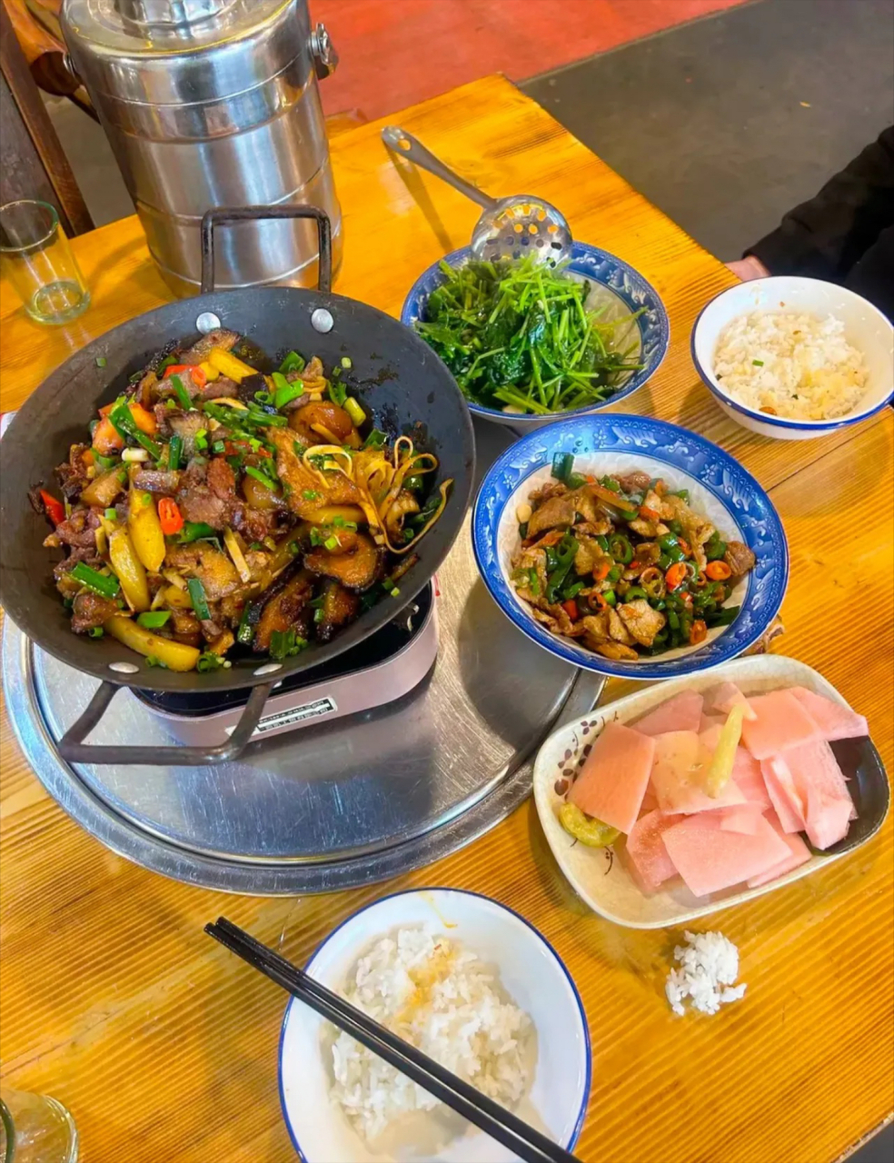 我每天要炒菜没时间去约会,她就来饭馆吃饭陪我.