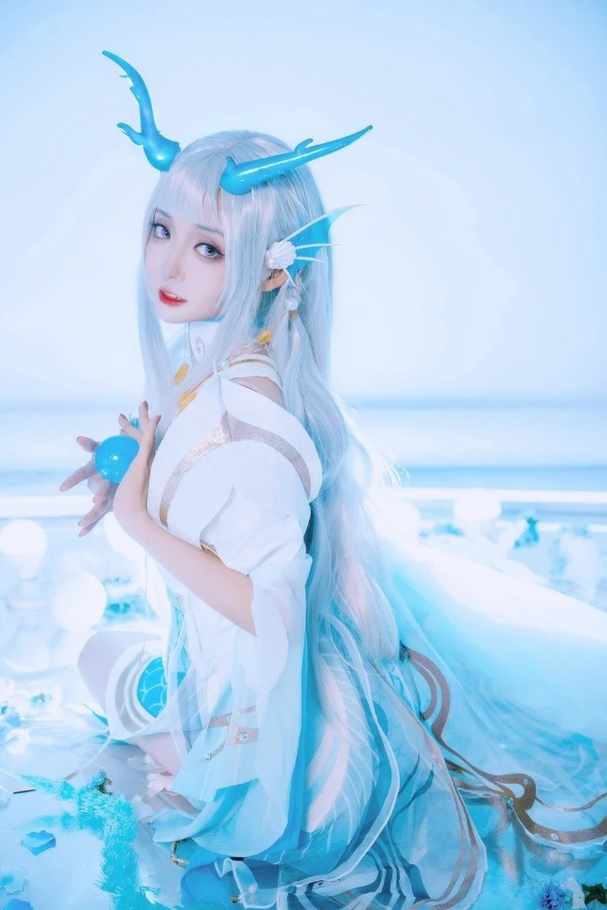 西施游龙清影cosplay,这是以龙族公主为主题背景,她的淡青色服装风格