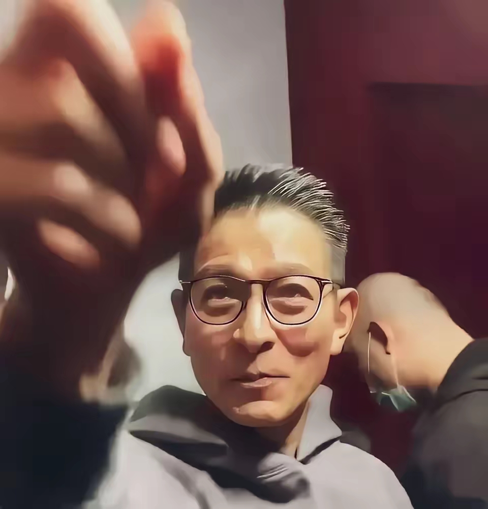 从演唱台上走下来的刘德华最真实,头发花白,满脸皱纹,依然是个老人的