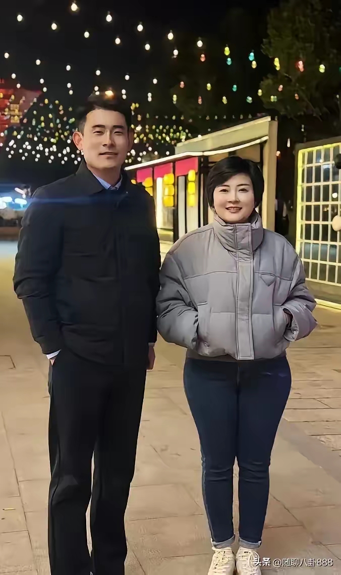 照片中的这一位女孩,五官长得是俊俏漂亮,还很有福相,比较旺夫