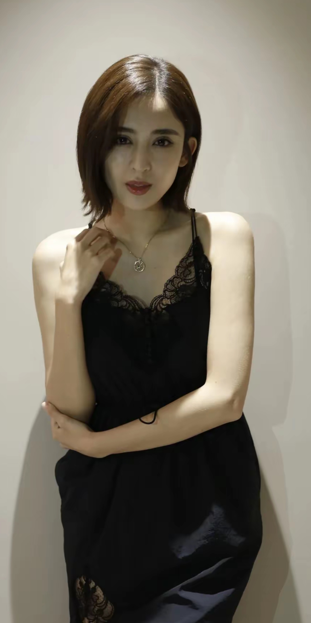 古力娜扎好绝一女子,妩媚英气并存,且性张力十足!