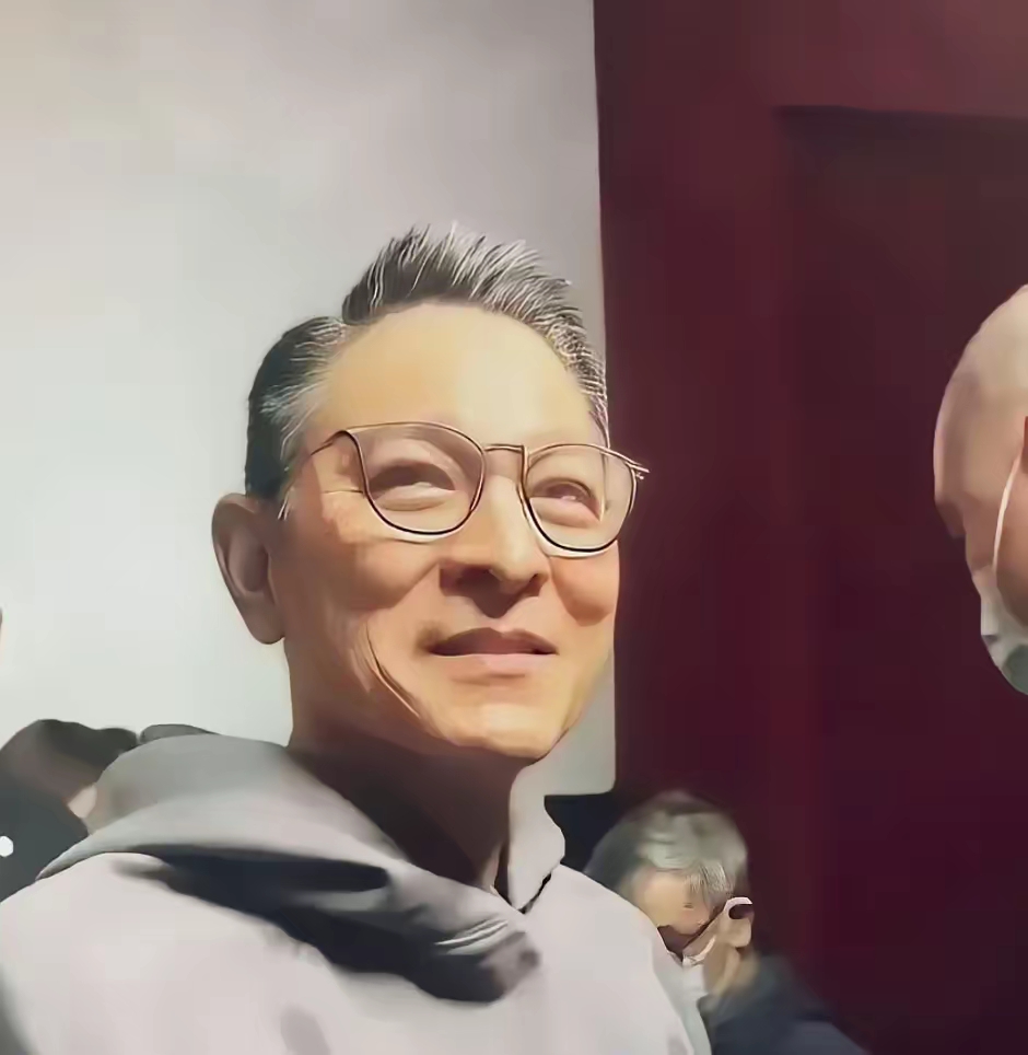从演唱台上走下来的刘德华最真实,头发花白,满脸皱纹