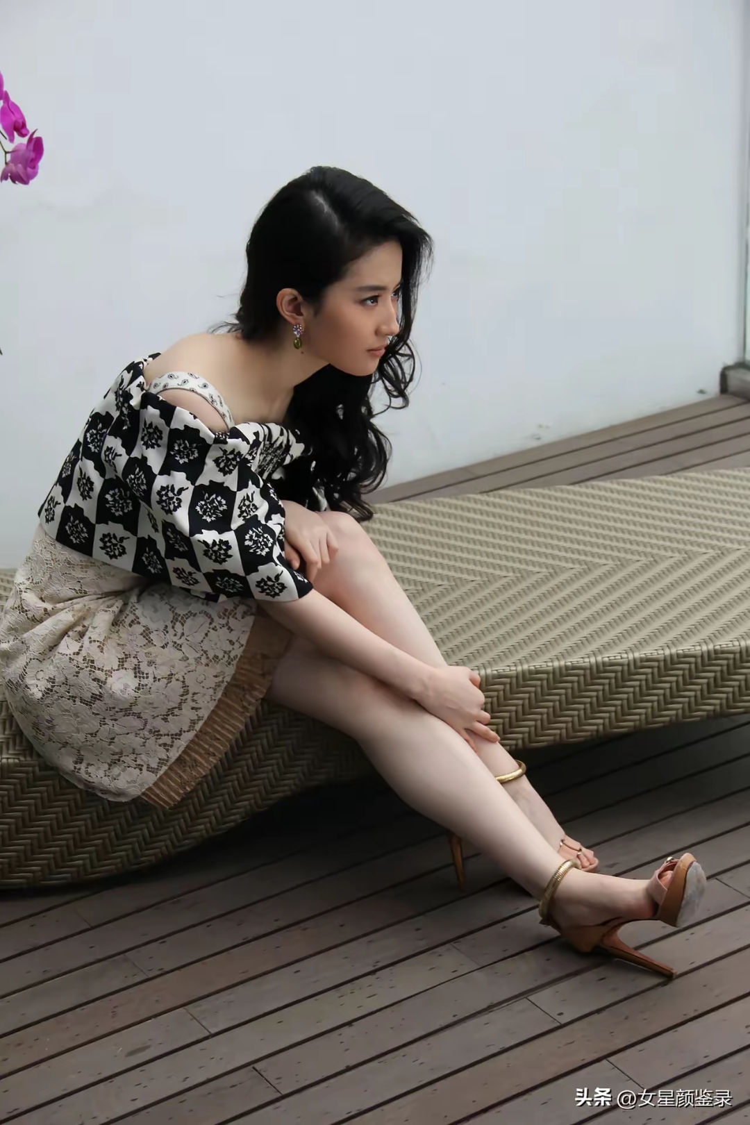 刘亦菲超美高跟鞋还有脚环呢!应该是金环!