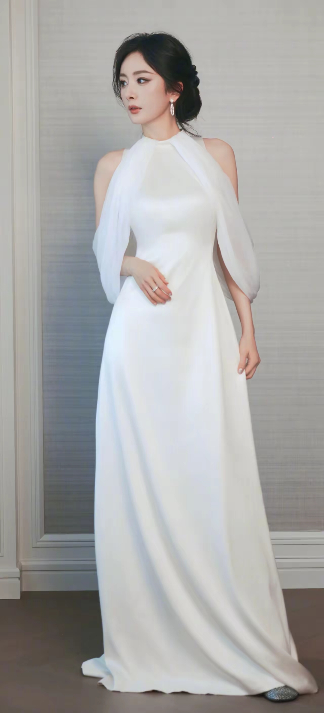 杨幂白裙好美呀