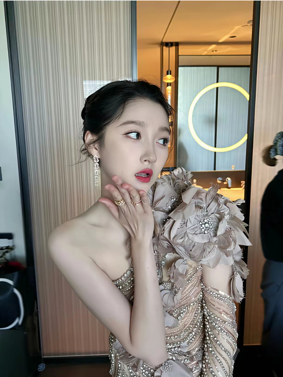 关晓彤最新大胆银色蕾丝透视裙