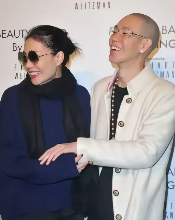 55 岁的王菲携神秘男友人现身某活动