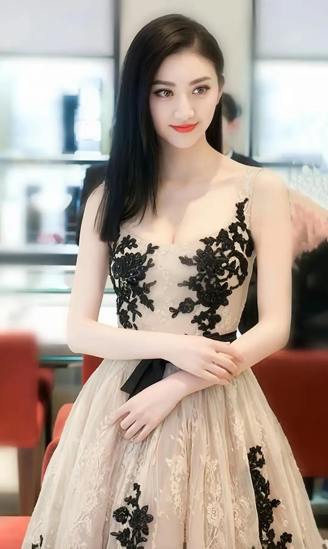 景甜—白色紧身衣性感写真,胸围身材好丰满!