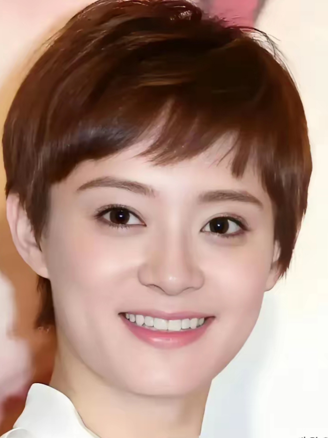 孙俪小时候的照片,看小时候的照片,第一感觉就是,额头好宽好大啊,据说