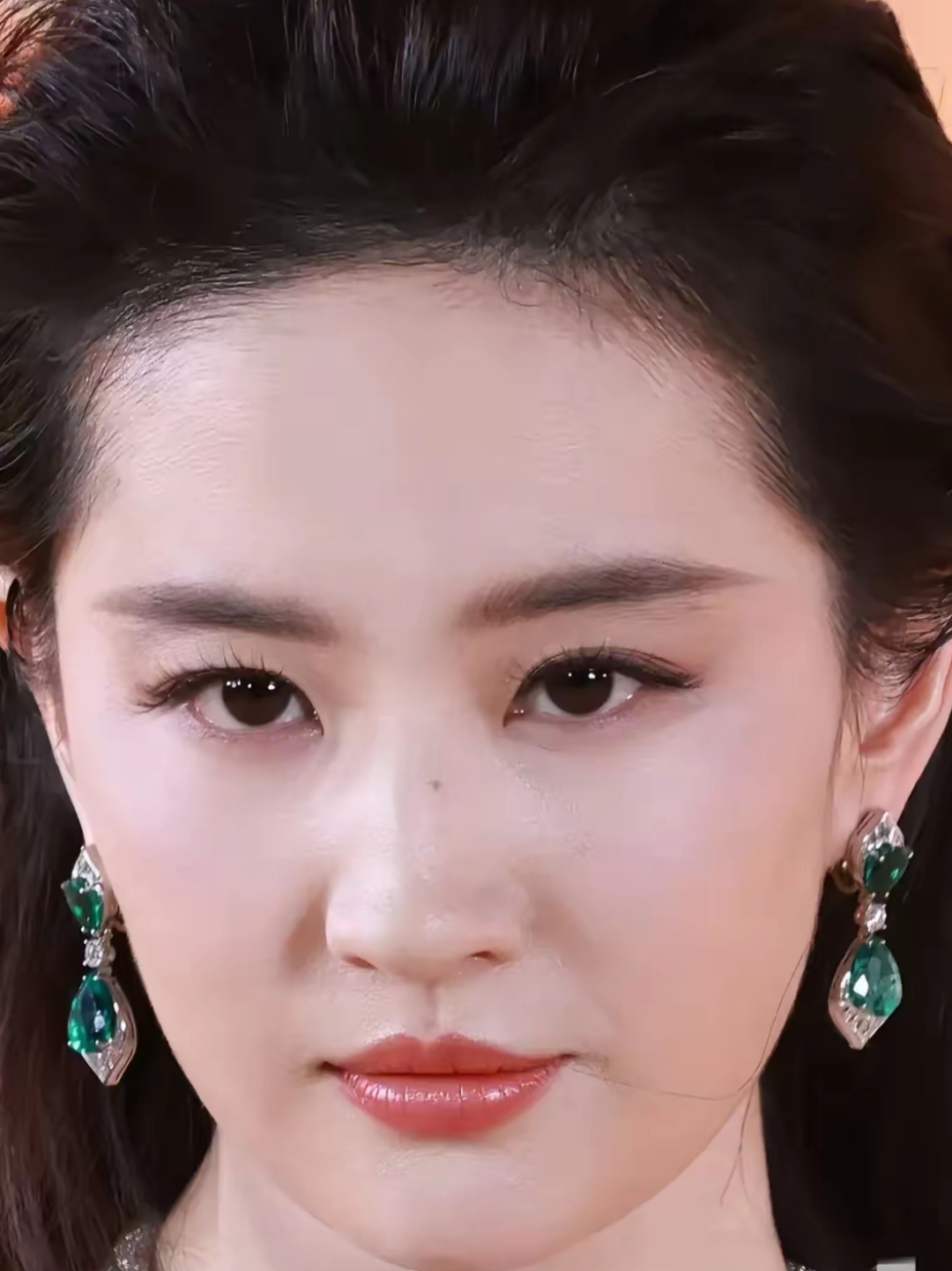 这才是现实里看到的刘亦菲. 这不是高清相机怼脸拍嘛?