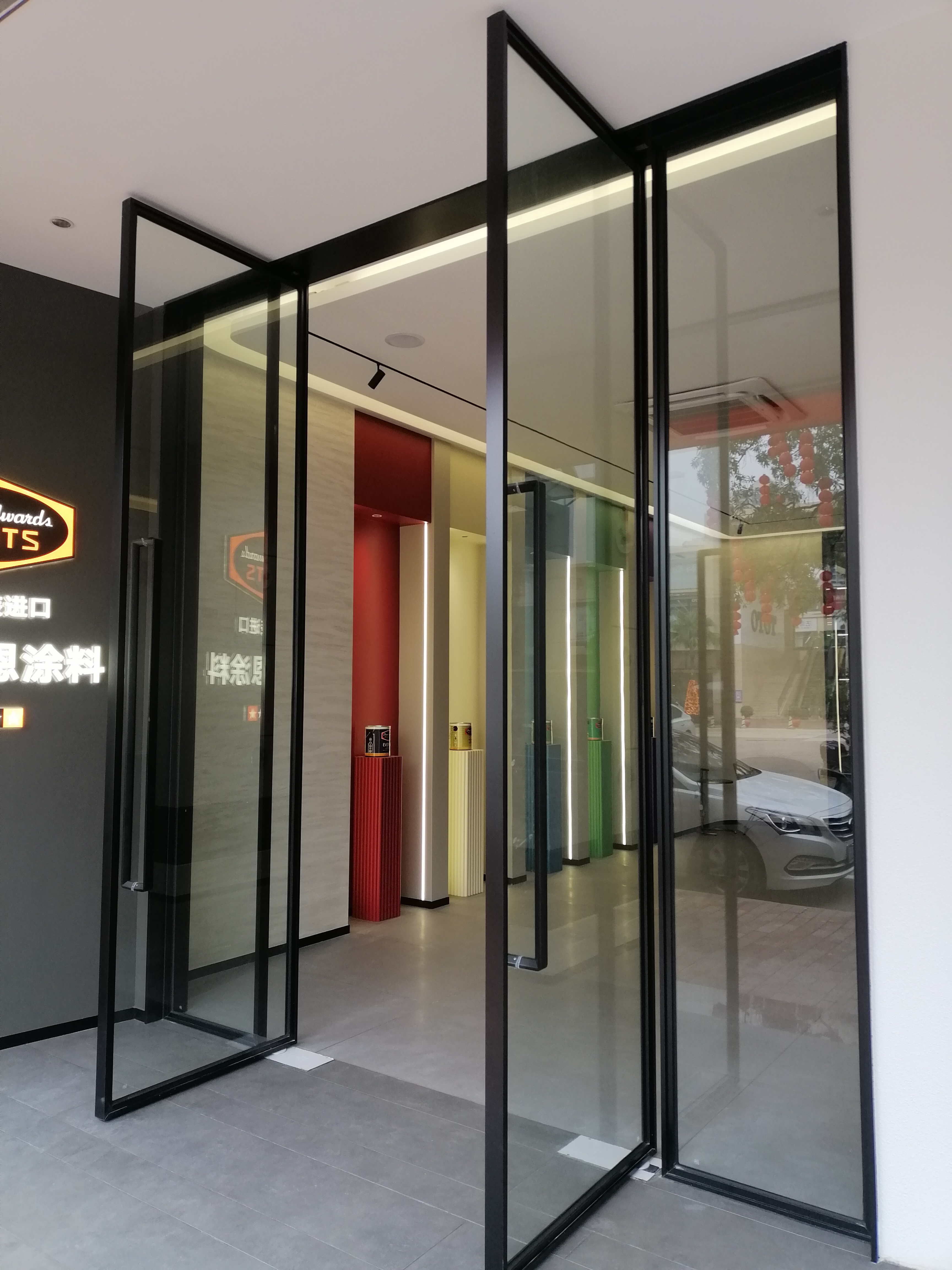 本人从事玻璃行业二十多年,专业玻璃工程,门窗工程,安装维修一条龙