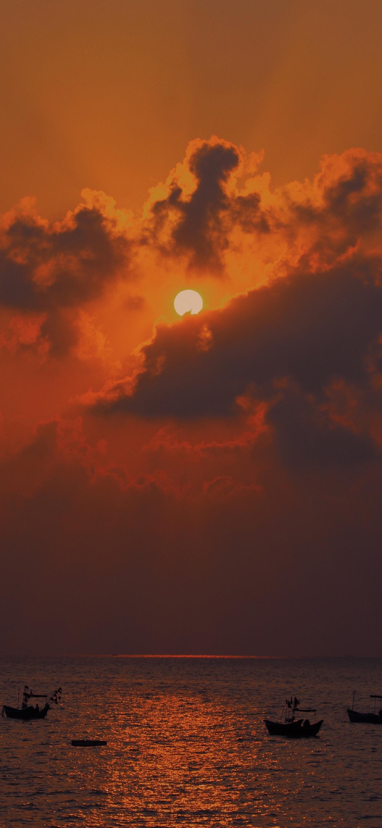 日落时分,天空被橙红色渲染得如梦如幻!