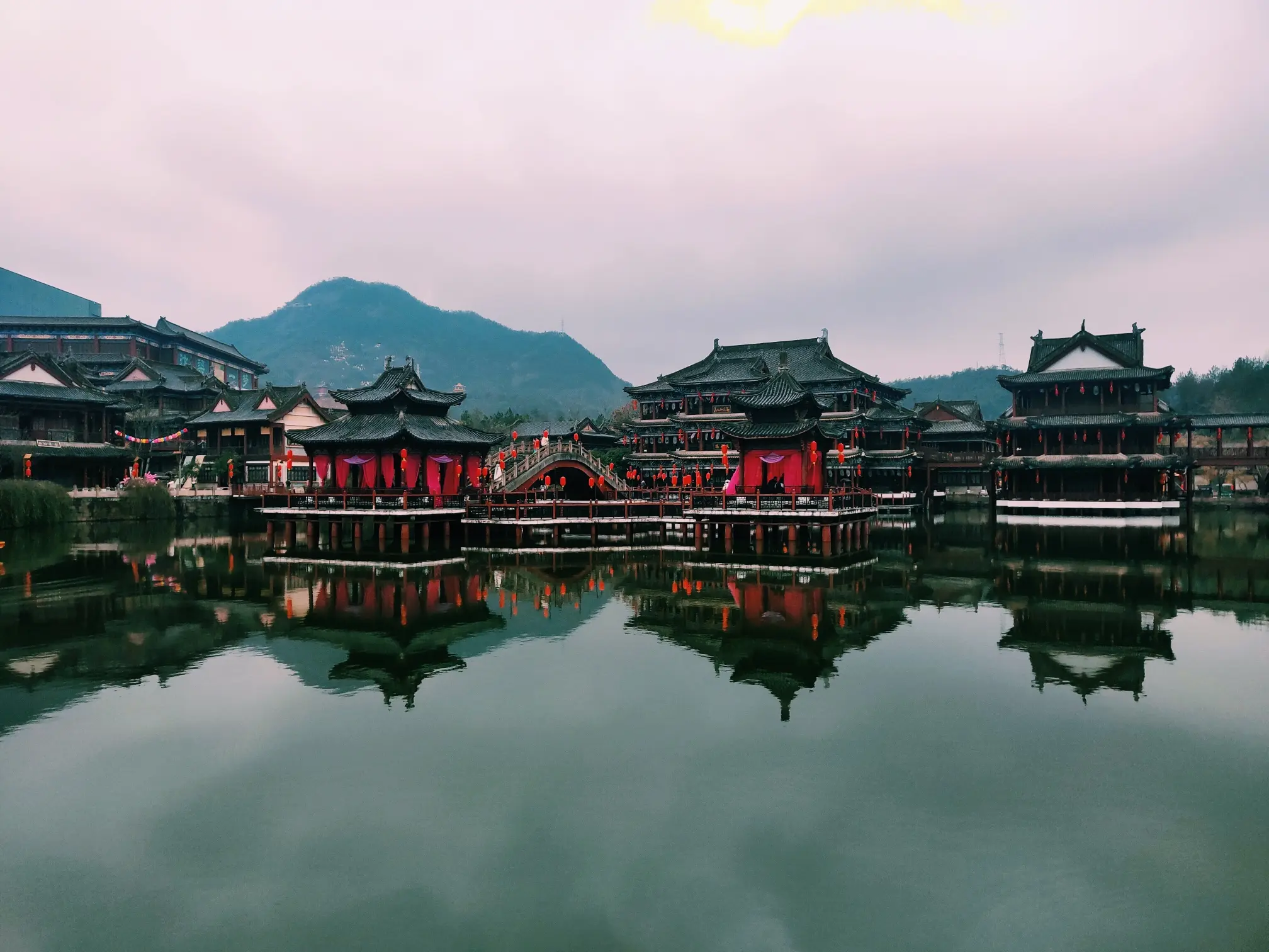 【天香楼见】天香楼在杭州解放路116号的井亭桥边,是一家中外闻名的