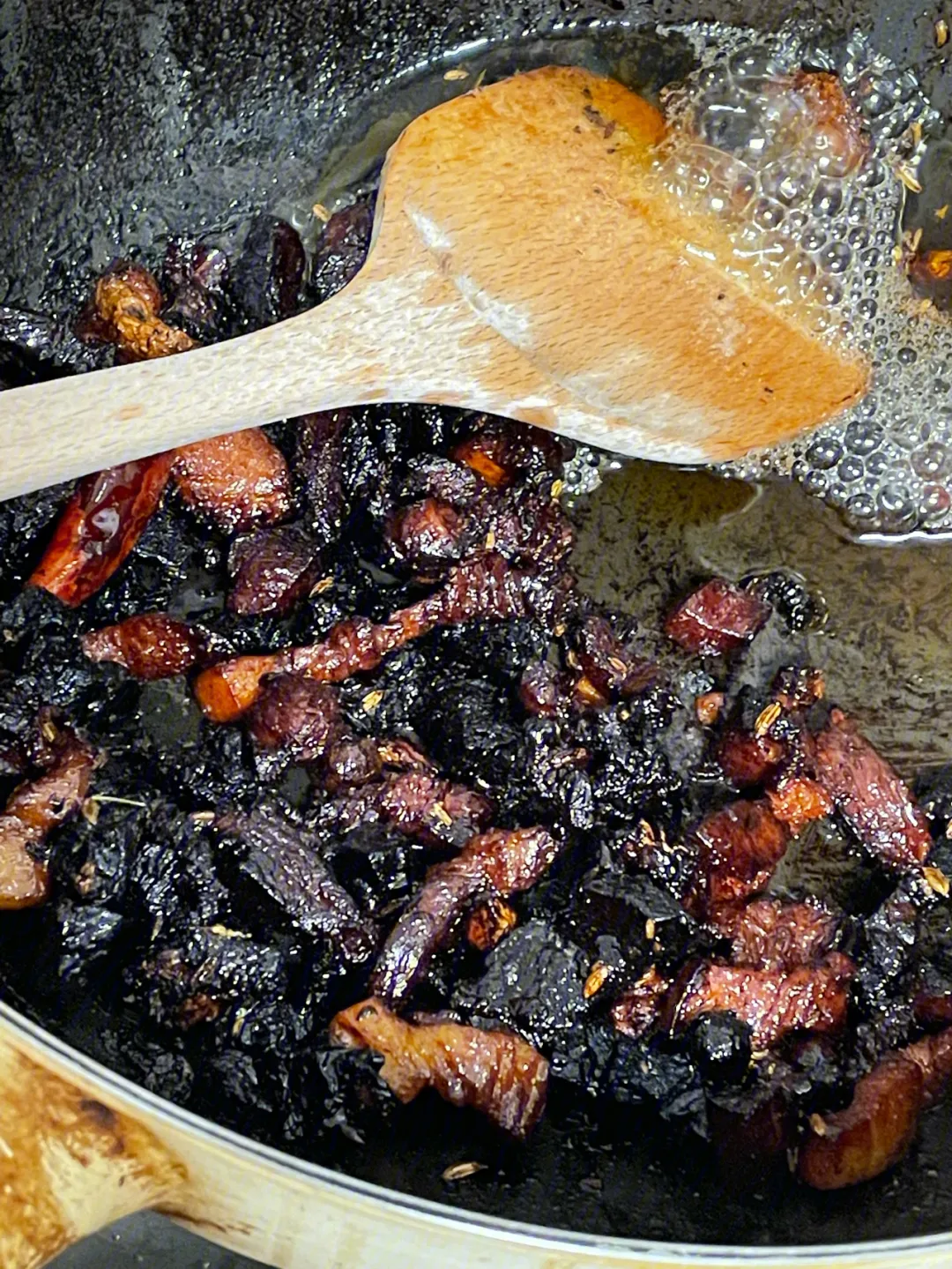 第一次尝试做饭,想做个红烧肉,结果火太大糊锅了,满屋子都是烟,差点把