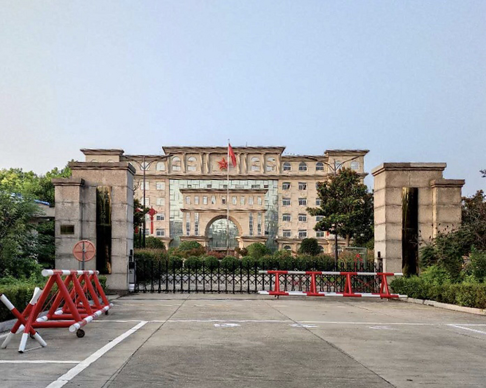 庆祝八一建军节,亳州军分区很低调,大门连一个庆祝标语或者条幅也没有