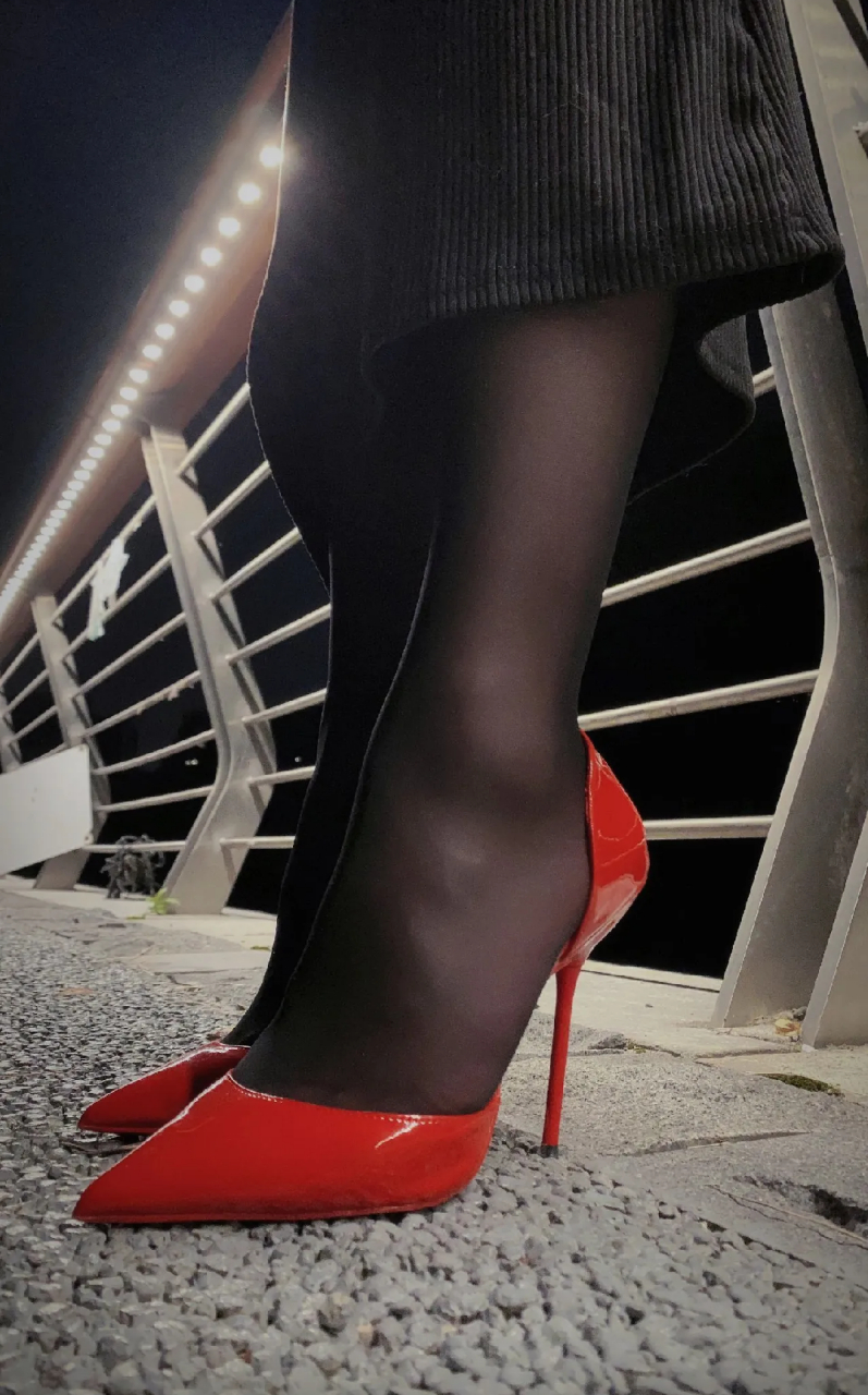今天穿上了黑丝袜和红色高跟鞋,感觉超级自信!