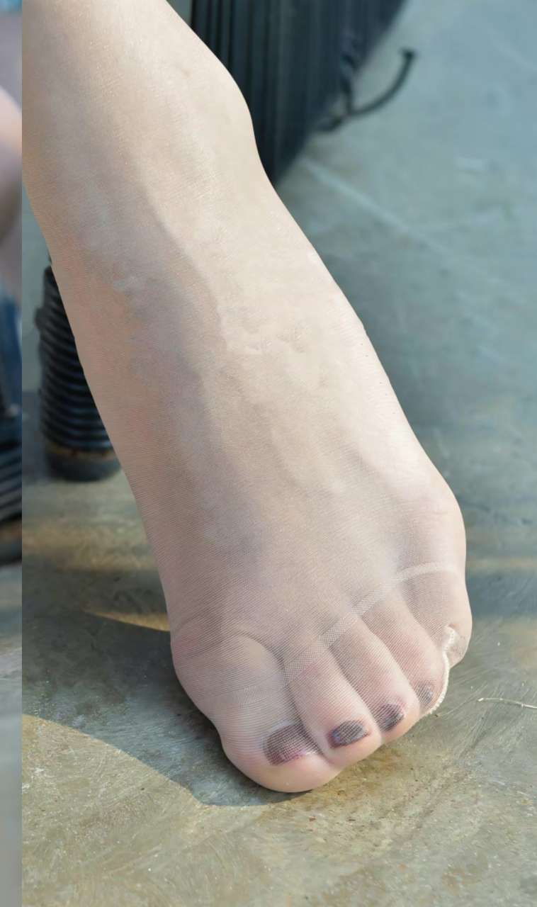 今天发现好友送我的薄丝美脚丫子,简直是太惊喜了!