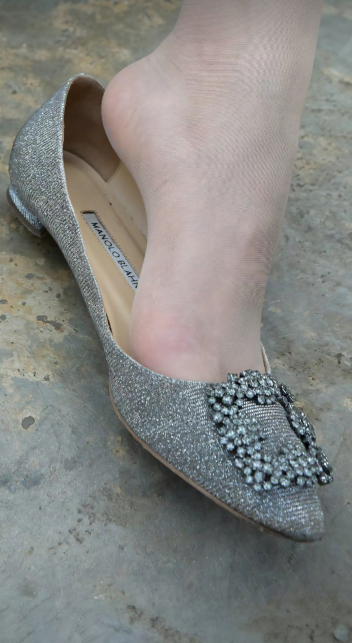 不小心踩到了泥坑,弄脏了鞋子和裤子,好不开心!