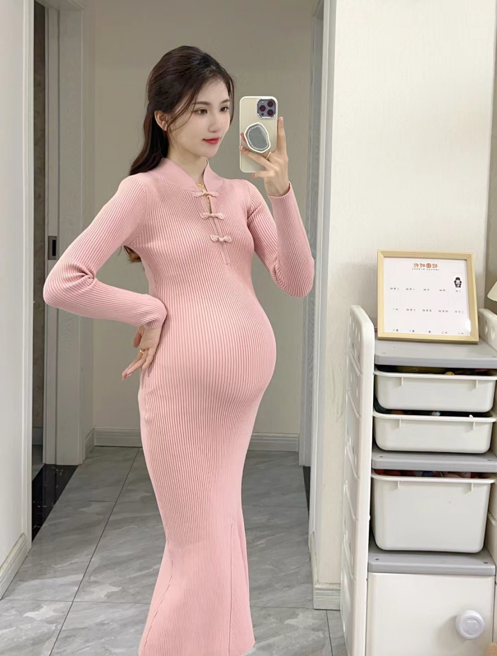 最喜欢的紧身裙子,却因为怕怀孕的肚子突出来被发现而不敢穿.