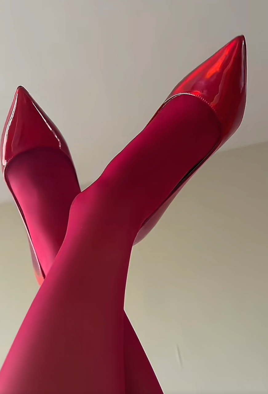 今天穿上了心爱的红色高跟鞋和红色丝袜,感觉自己变得自信又魅力四溢.