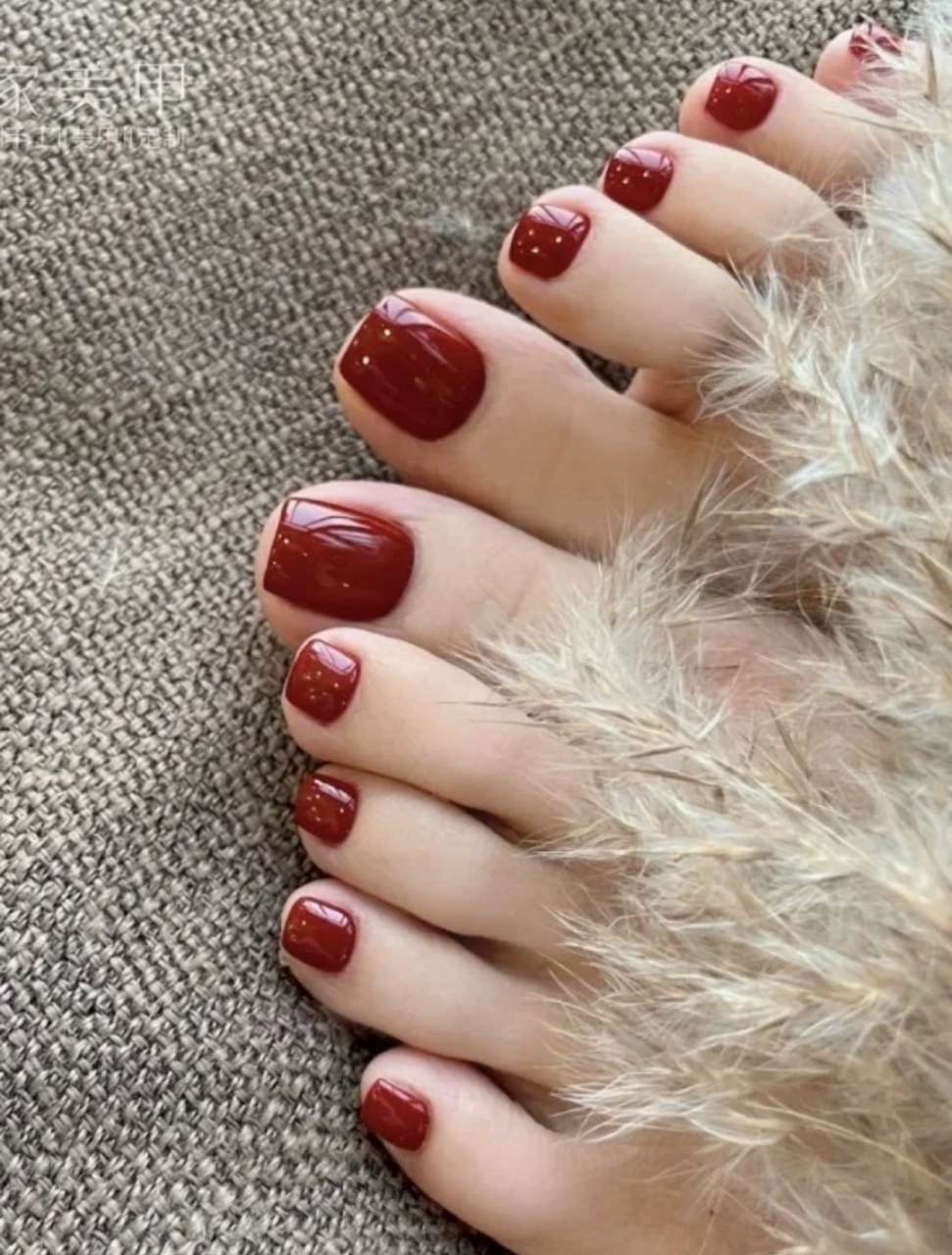 这个车厘子色指甲油,显白又高级,还提气质,露脚趾一定要涂这个颜色,和