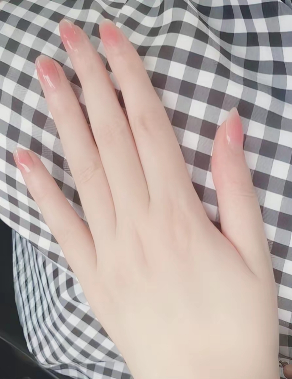 这是真正"十指不沾阳春水"的手, 十指尖尖,葱白如玉.