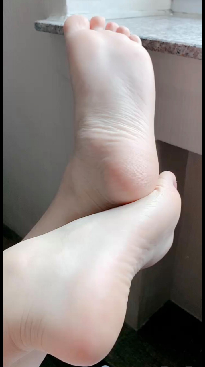 你们来评评理,我姐今天说我的脚好丑,我就不服,多白嫩的一双脚,她的脚
