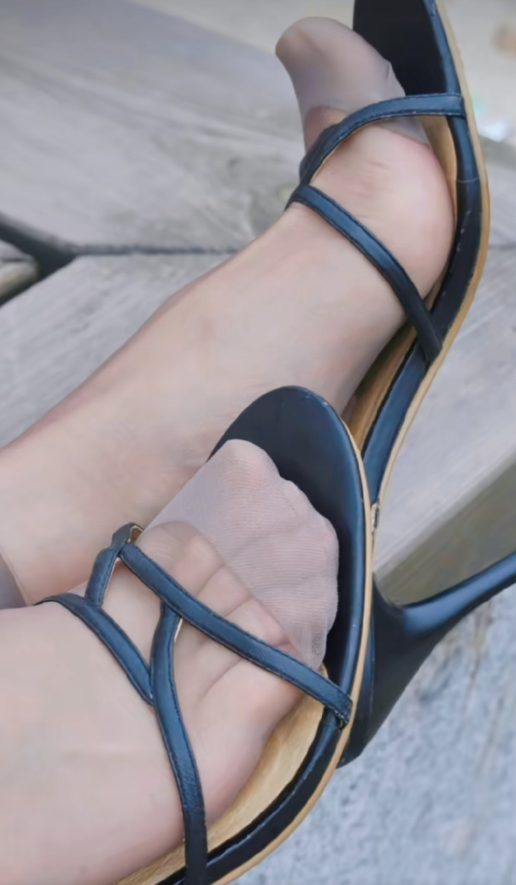 今天穿着灰丝凉鞋,仿佛漫步在云端,轻盈又自在.